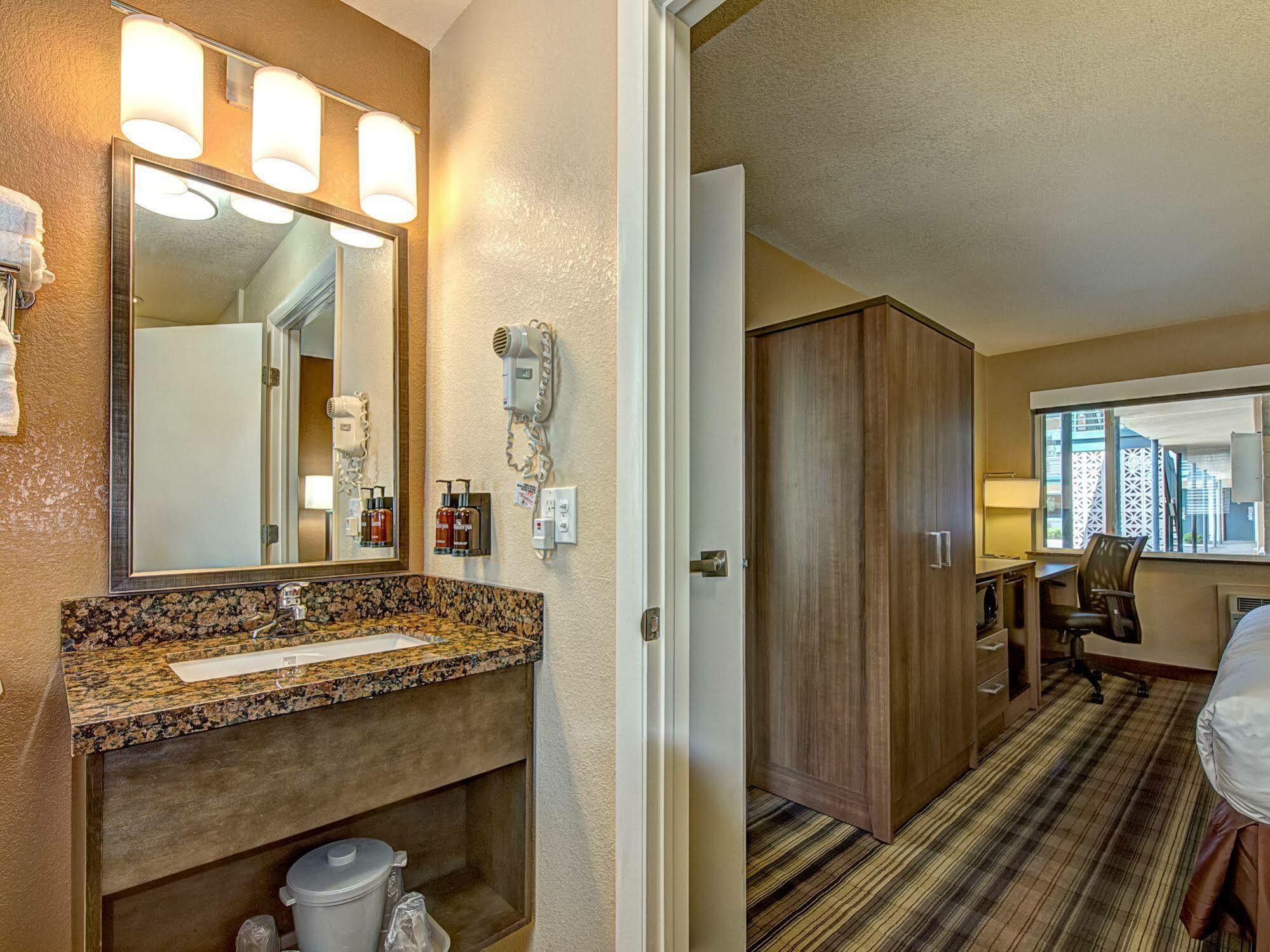 Boulder University Inn ภายนอก รูปภาพ
