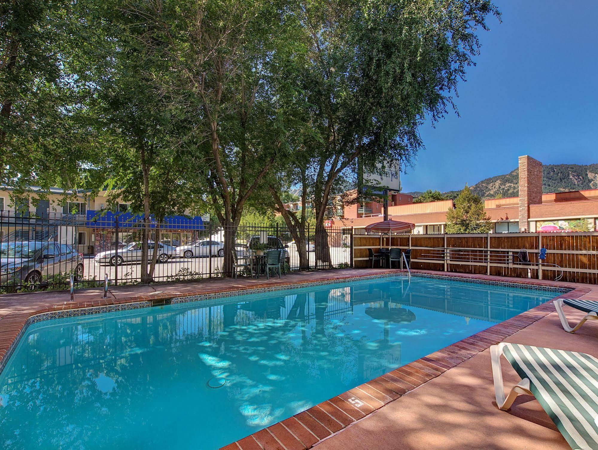 Boulder University Inn ภายนอก รูปภาพ